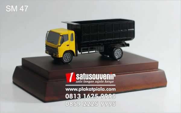 souvenir miniatur truck